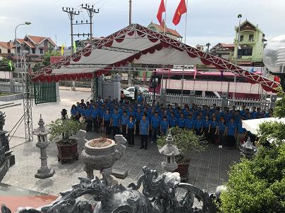 Đoàn đại biểu Công đoàn Đường sắt Việt Nam dâng hương tại khu lưu niệm đồng chí Nguyễn Đức Cảnh Đoàn đại biểu Công đoàn Đường sắt Việt Nam dâng hương tại khu lưu niệm đồng chí Nguyễn Đức Cảnh
