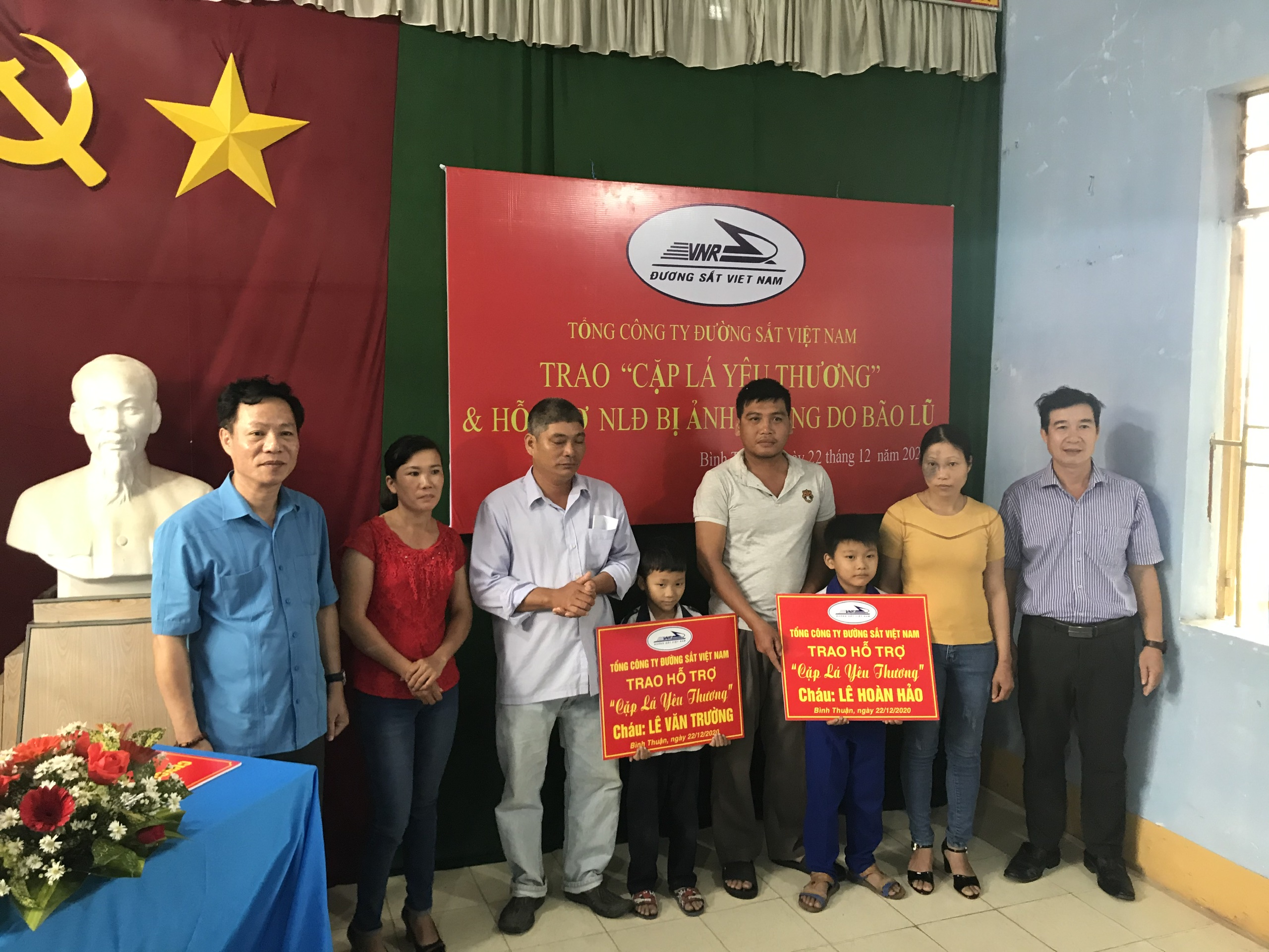 TRAO “CẶP LÁ YÊU THƯƠNG” VÀ HỖ TRỢ NLĐ BỊ ẢNH HƯỞNG DO BÃO LŨ CỦA TỔNG CÔNG TY ĐƯỜNG SẮT VIỆT NAM TẠI BÌNH THUẬN TRAO “CẶP LÁ YÊU THƯƠNG” VÀ HỖ TRỢ NLĐ BỊ ẢNH HƯỞNG DO BÃO LŨ CỦA TỔNG CÔNG TY ĐƯỜNG SẮT VIỆT NAM TẠI BÌNH THUẬN