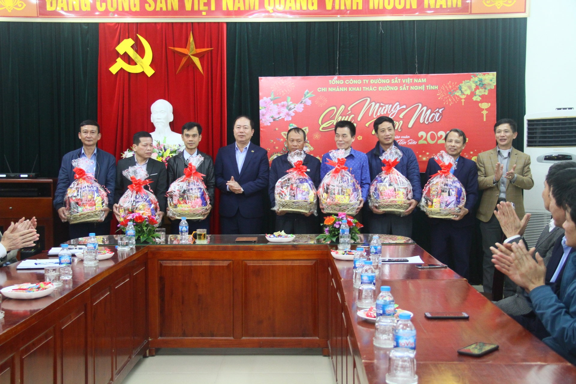 TỔNG CÔNG TY ĐƯỜNG SẮT VIỆT NAM TRAO QUÀ TẾT CHO LIÊN HIỆP LAO ĐỘNG KHU GA VINH TỔNG CÔNG TY ĐƯỜNG SẮT VIỆT NAM TRAO QUÀ TẾT CHO LIÊN HIỆP LAO ĐỘNG KHU GA VINH