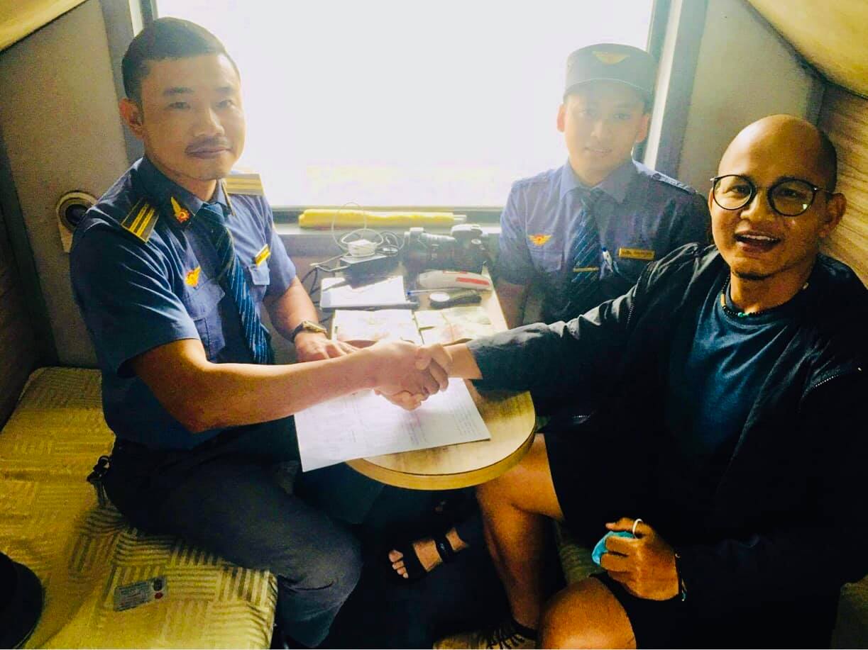 TỔ TÀU SE22, DO TRƯỞNG TÀU LÊ VĂN THI PHỤ TRÁCH ĐÃ LÀM THỦ TỤC TRAO TRẢ TÀI SẢN CÓ GIÁ TRỊ LỚN CHO HÀNH KHÁCH ĐỂ QUÊN TRÊN TÀU TỔ TÀU SE22, DO TRƯỞNG TÀU LÊ VĂN THI PHỤ TRÁCH ĐÃ LÀM THỦ TỤC TRAO TRẢ TÀI SẢN CÓ GIÁ TRỊ LỚN CHO HÀNH KHÁCH ĐỂ QUÊN TRÊN TÀU