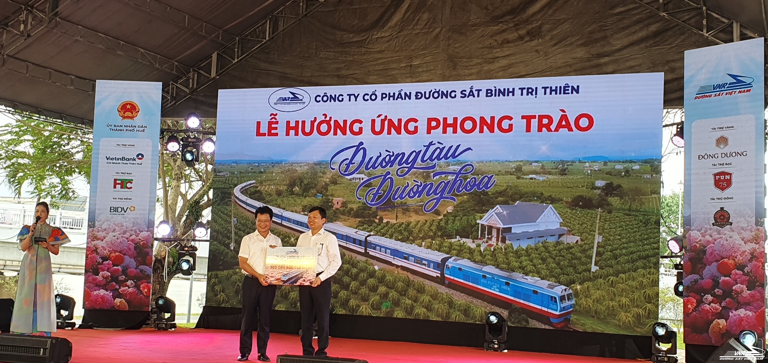 TRỒNG HÀNG NGÀN CÂY HOA DỌC ĐƯỜNG SẮT QUA TRUNG TÂM TP. HUẾ TRỒNG HÀNG NGÀN CÂY HOA DỌC ĐƯỜNG SẮT QUA TRUNG TÂM TP. HUẾ