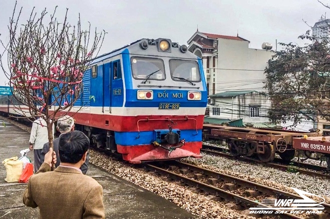 VÉ TÀU TẾT: HÀNH KHÁCH CHỌN ĐI TÀU VÌ GIÁ "MỀM" VÉ TÀU TẾT: HÀNH KHÁCH CHỌN ĐI TÀU VÌ GIÁ "MỀM"