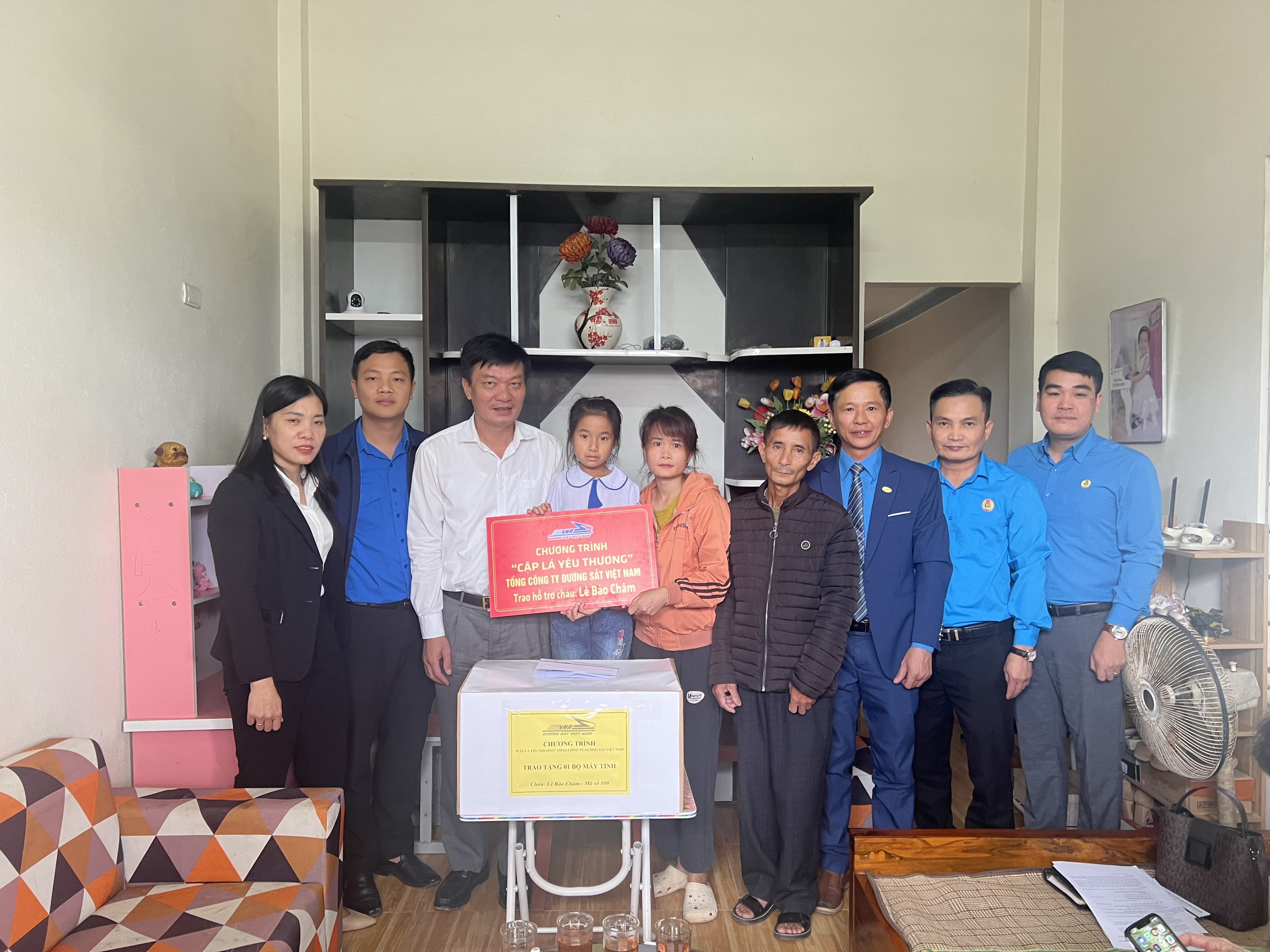 TRAO HỖ TRỢ “CẶP LÁ YÊU THƯƠNG” TỔNG CÔNG TY ĐSVN VÀ THĂM HỎI GIA ĐÌNH CÔNG NHÂN LAO ĐỘNG CÓ HOÀN CẢNH KHÓ KHĂN TẠI THANH HÓA TRAO HỖ TRỢ “CẶP LÁ YÊU THƯƠNG” TỔNG CÔNG TY ĐSVN VÀ THĂM HỎI GIA ĐÌNH CÔNG NHÂN LAO ĐỘNG CÓ HOÀN CẢNH KHÓ KHĂN TẠI THANH HÓA