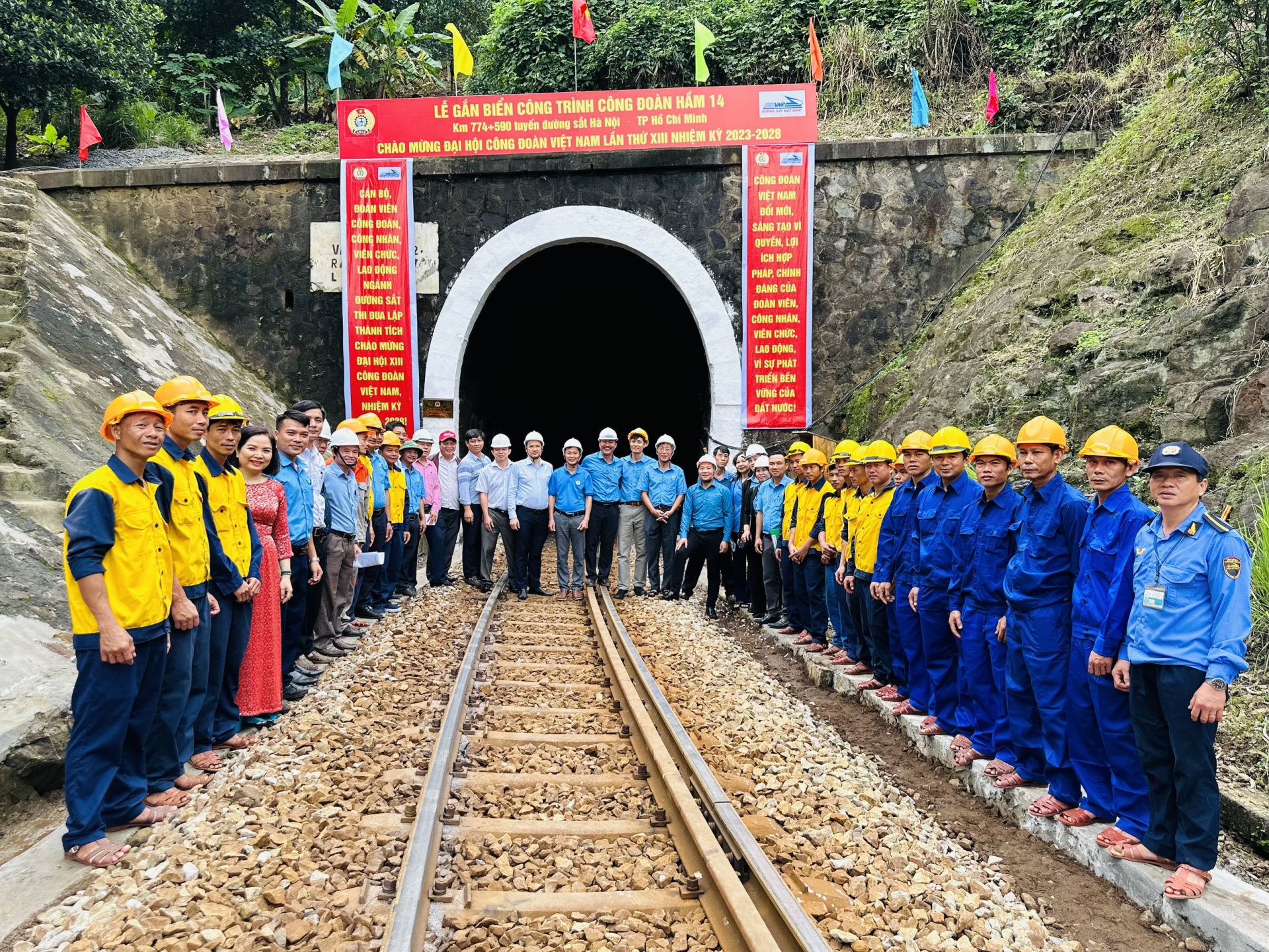 VƯỢT KHÓ HOÀN THÀNH CÔNG TRÌNH CHÀO MỪNG ĐẠI HỘI TRƯỚC 2 TUẦN