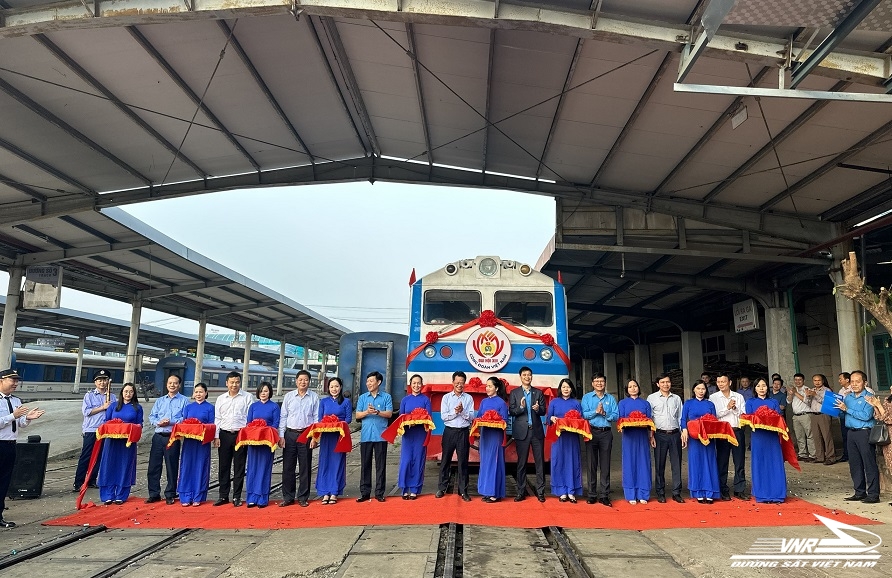 KHAI TRƯƠNG ĐOÀN TÀU TUYÊN TRUYỀN ĐẠI HỘI XIII CÔNG ĐOÀN VIỆT NAM KHAI TRƯƠNG ĐOÀN TÀU TUYÊN TRUYỀN ĐẠI HỘI XIII CÔNG ĐOÀN VIỆT NAM