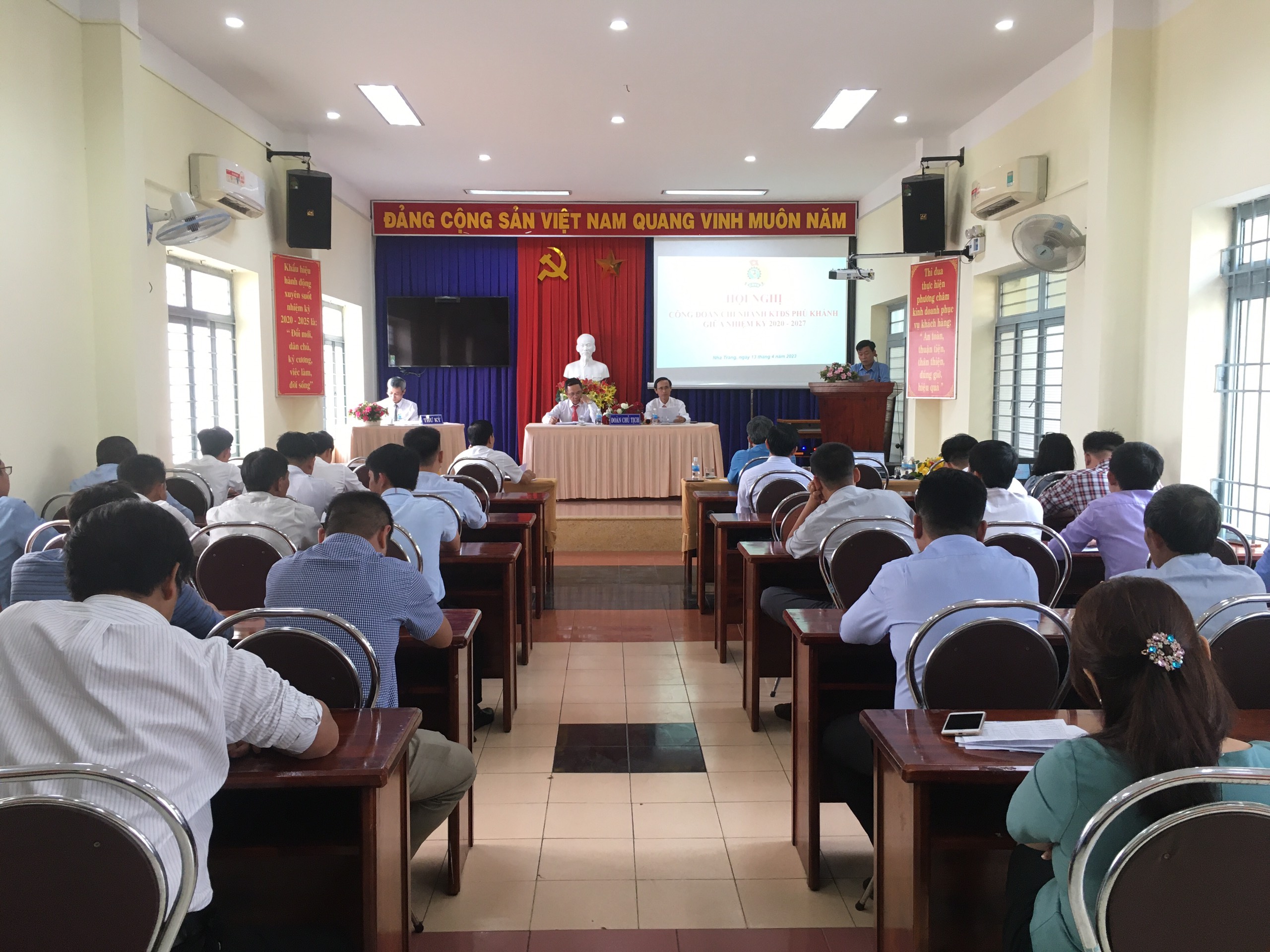 CÔNG ĐOÀN CHI NHÁNH KHAI THÁC ĐƯỜNG SẮT PHÚ KHÁNH TỔ CHỨC HỘI NGHỊ CÔNG ĐOÀN GIỮA NHIỆM KỲ 2020 - 2027 CÔNG ĐOÀN CHI NHÁNH KHAI THÁC ĐƯỜNG SẮT PHÚ KHÁNH TỔ CHỨC HỘI NGHỊ CÔNG ĐOÀN GIỮA NHIỆM KỲ 2020 - 2027