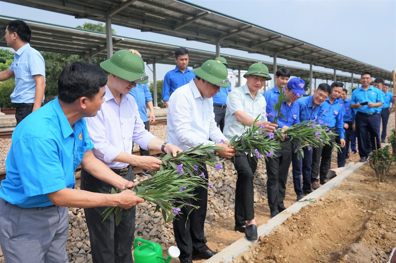 PHÁT ĐỘNG PHONG TRÀO "ĐƯỜNG TÀU - ĐƯỜNG HOA" TẠI KHU VỰC VINH PHÁT ĐỘNG PHONG TRÀO "ĐƯỜNG TÀU - ĐƯỜNG HOA" TẠI KHU VỰC VINH