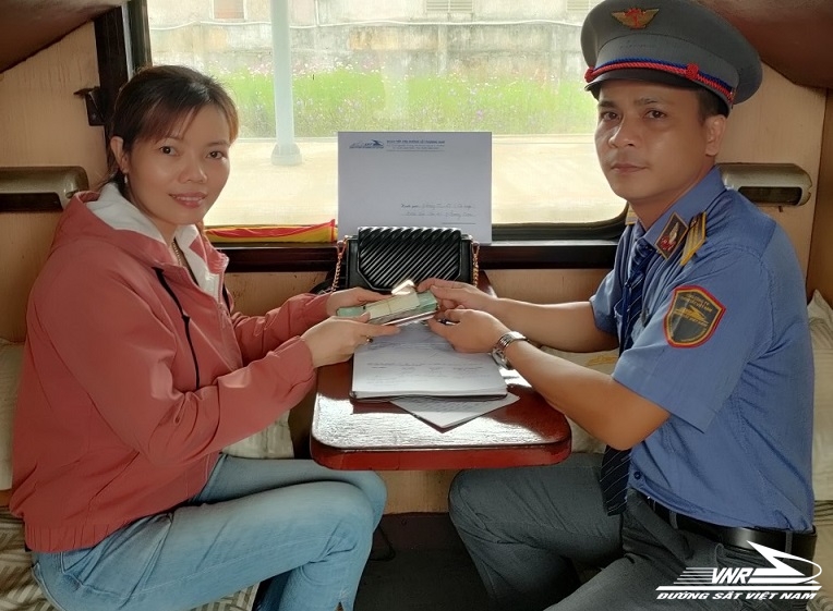 ĐƯỢC TRẢ LẠI SỐ TIỀN LỚN, HÀNH KHÁCH VIẾT THƯ CẢM ƠN TỔ TÀU SE22 ĐƯỢC TRẢ LẠI SỐ TIỀN LỚN, HÀNH KHÁCH VIẾT THƯ CẢM ƠN TỔ TÀU SE22