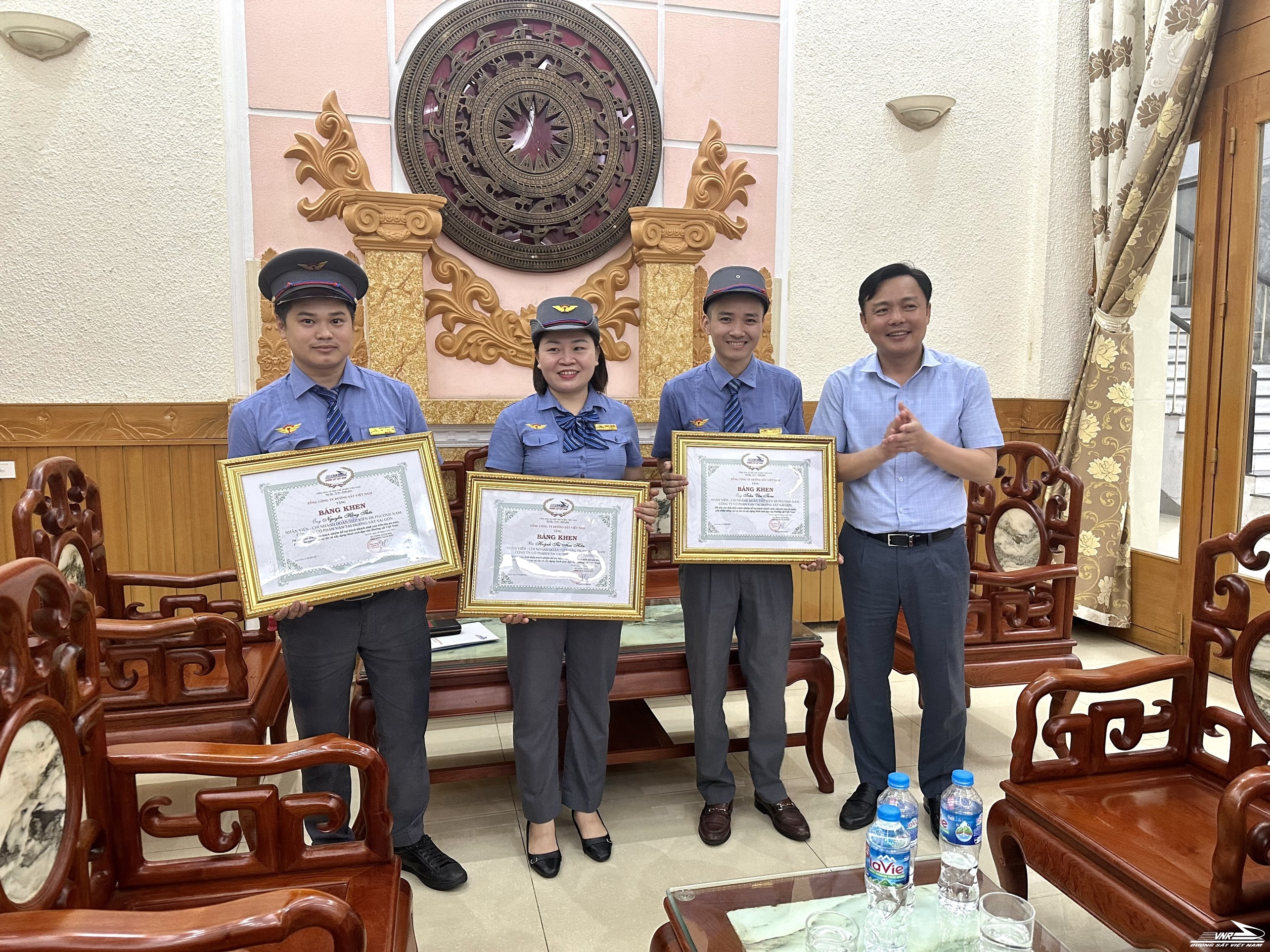 LÃNH ĐẠO VNR "THƯỞNG NÓNG" TỔ TÀU SE4 HỖ TRỢ HÀNH KHÁCH SINH CON AN TOÀN